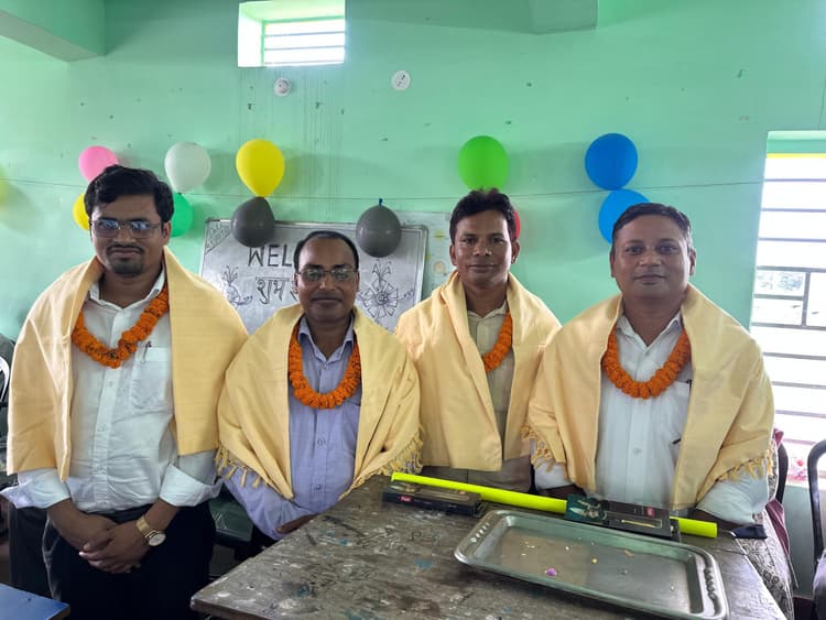 पिपरा उच्च विद्यालय में स्थानांतरित शिक्षकों को दी गयी विदाई