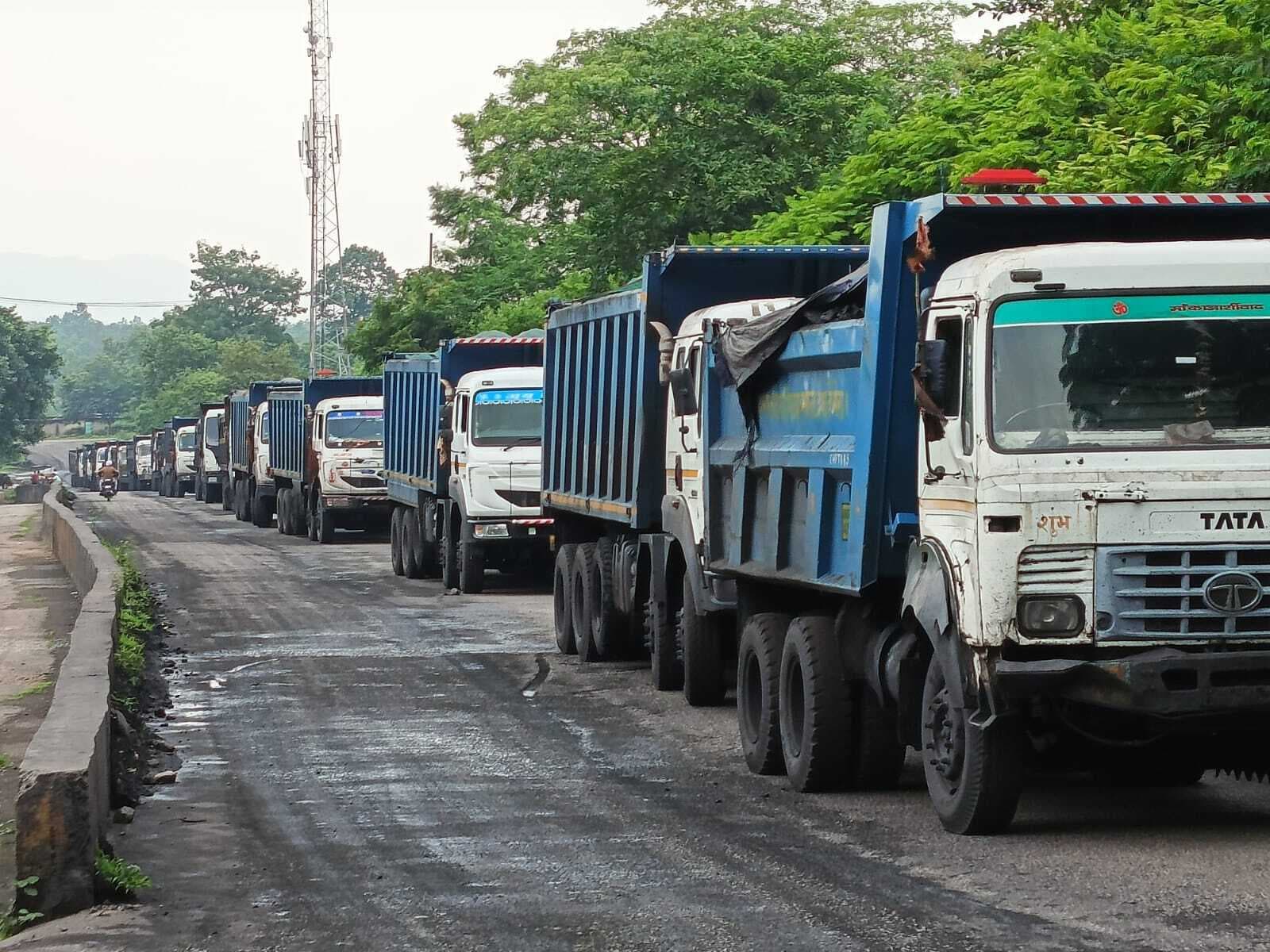 प्रबंधन ने 20 डंपरों के पास समाप्त किये, विरोध में पांच घंटे कोयला ढुलाई ठप