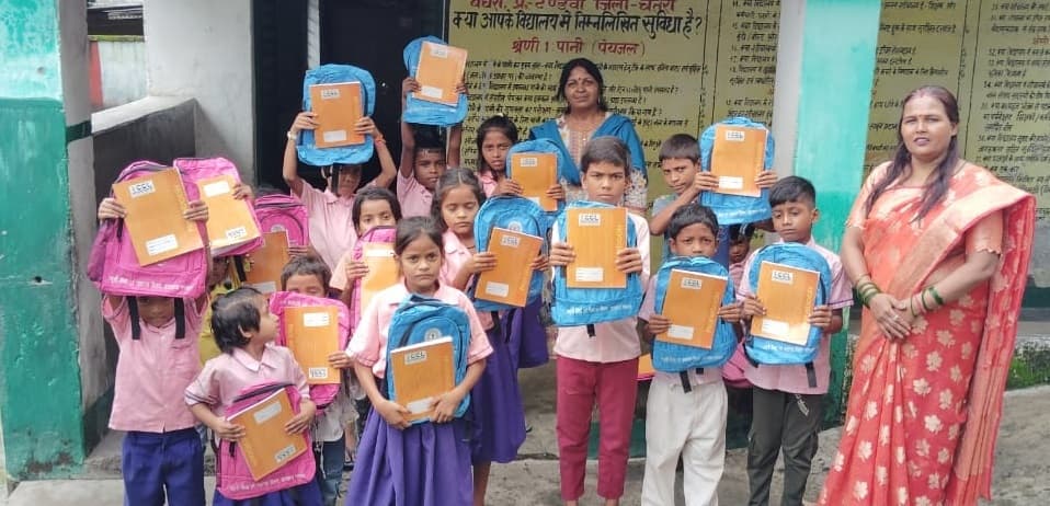 31 स्कूली बच्चों को मिली बैग व कॉपी