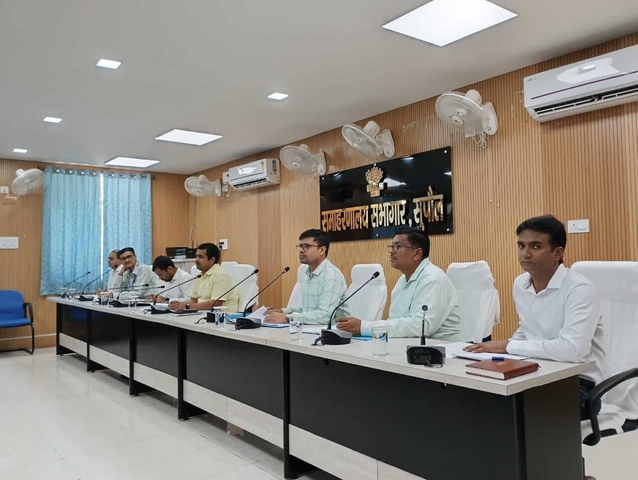 उद्योग विभाग की समीक्षा बैठक आयोजित, ऋण स्वीकृति में ढिलाई पर डीएम ने जताई नाराजगी