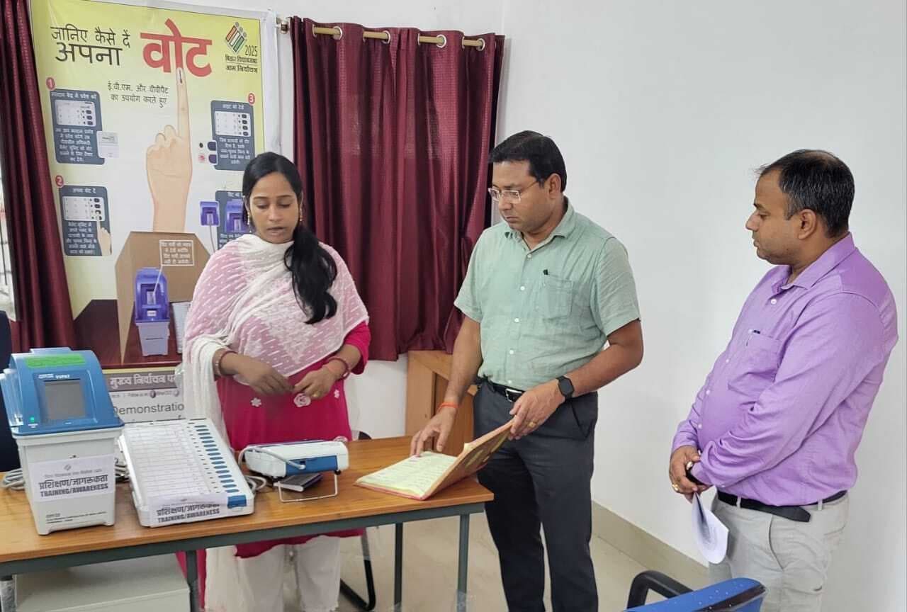 इवीएम डेमोंस्ट्रेशन सेंटर बना जागरूकता का केंद्र, सैकड़ों मतदाता ले रहे हैं प्रशिक्षण