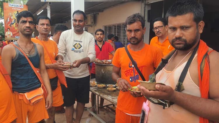 कांवरियों के बीच पकौड़ा-चटनी का हुआ वितरण