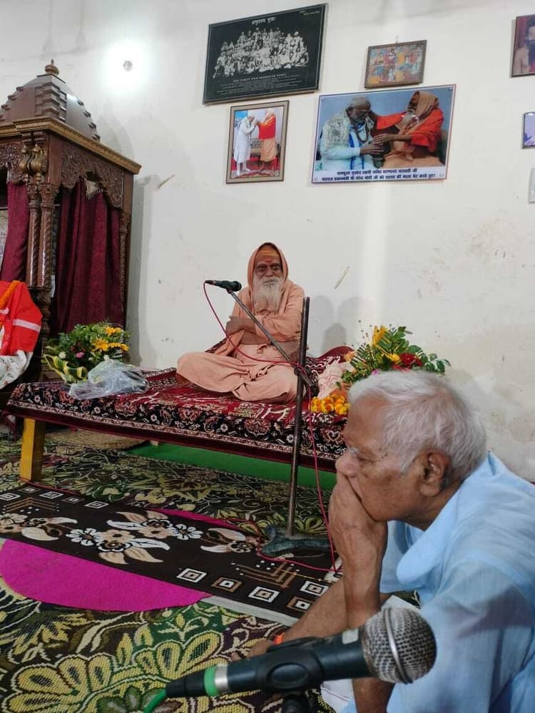 Motihari: चंचल बाबा के आश्रम में मना तुलसी जयंती