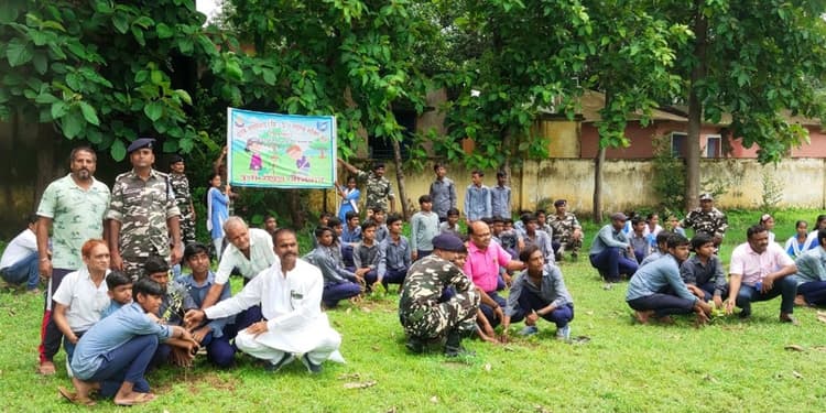 एसएसबी जवानों ने स्कूल परिसर में चलाया पौधारोपण अभियान, 200 पौधे लगाये