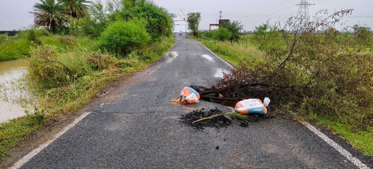 शंकरपुर से अजीत नगर पुनसिया जाने वाली सड़क पर बना गड्ढा हुआ जानलेवा