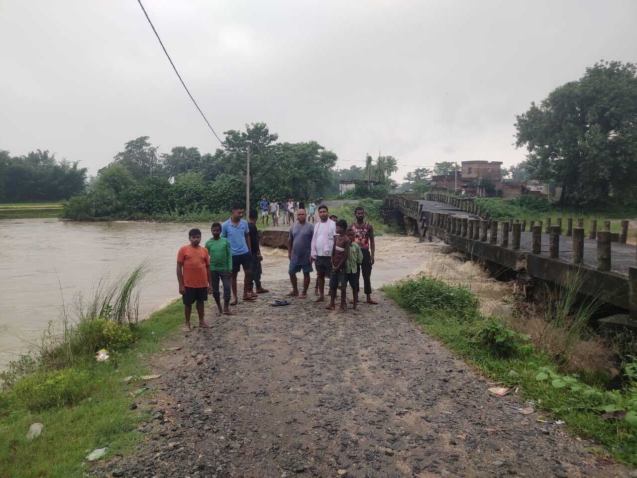 लोहागढ़ नदी में जलस्तर बढ़ने से डायवर्जन ध्वस्त, दर्जनों गांव का टूटा संपर्क