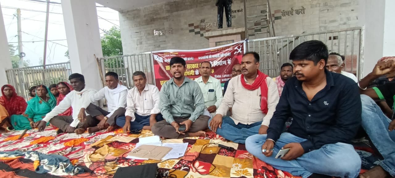 ठाढ़ी पंचायत सरकार भवन के निर्माण को लेकर भाकपा माले सदस्यों ने दिया धरना