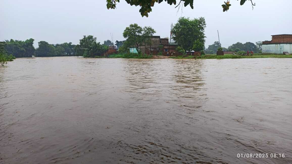 पानी के दबाव से टूटा नहर, फसल को हो रहा नुकसान