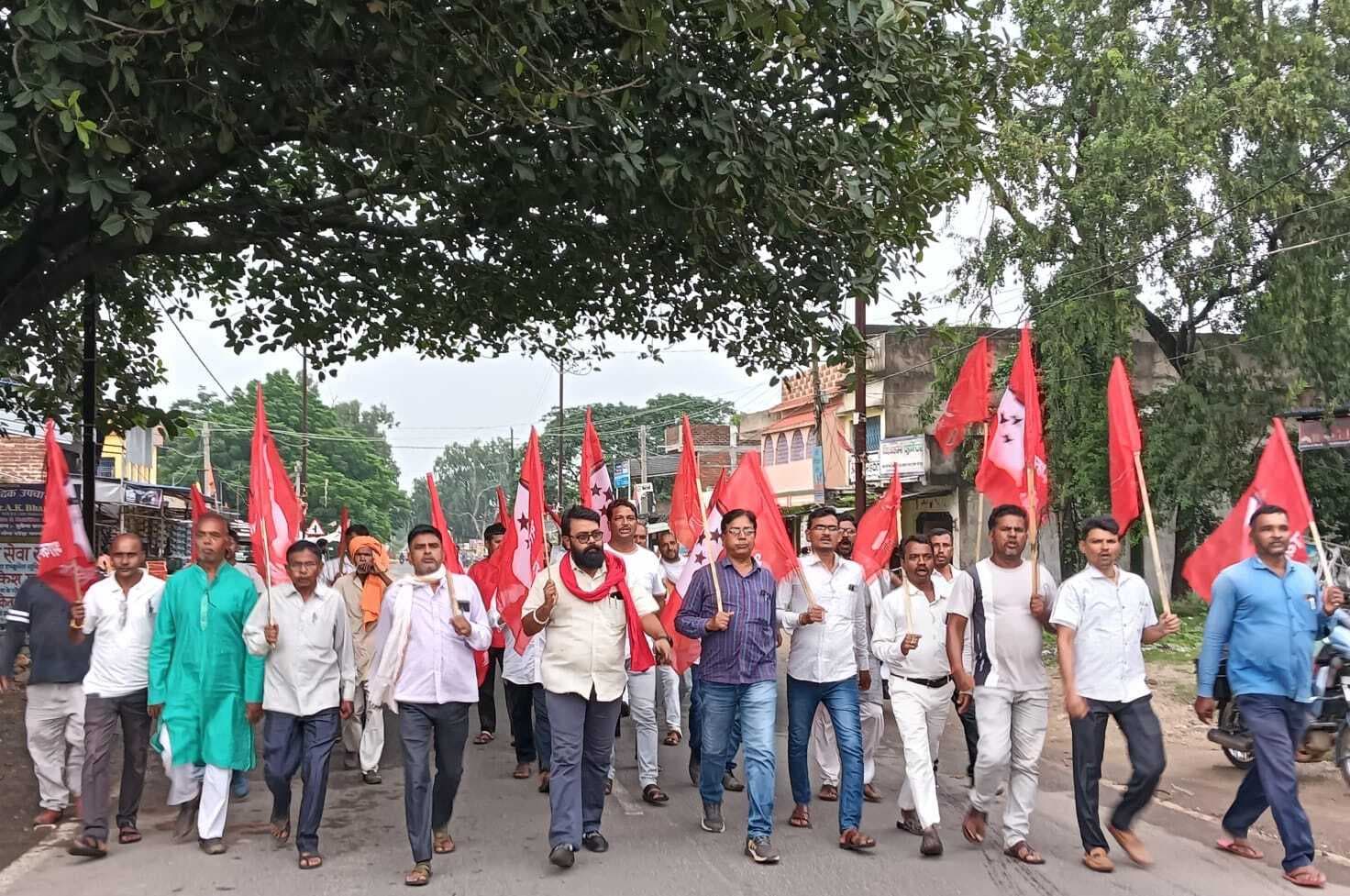 Giridih News: भाकपा माले ने निकाला प्रतिवाद मार्च