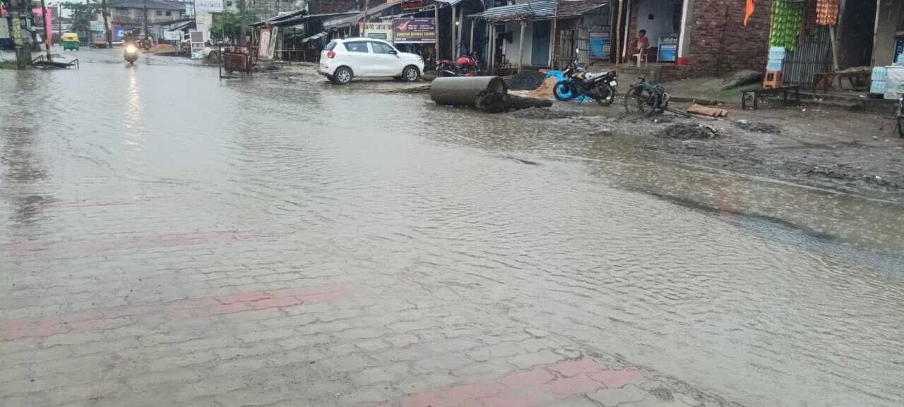 बारिश से जनजीवन अस्त-व्यस्त, धान उत्पादक किसानों के चेहरे खिले