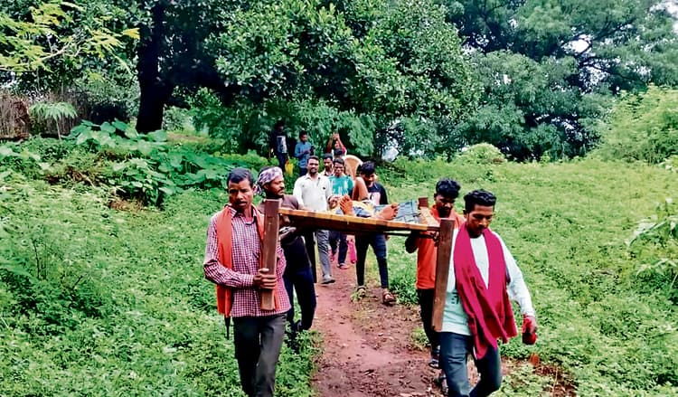 Rourkela News: लहुणीपाड़ा ब्लॉक की भुतुड़ा पंचायत में एक सप्ताह में दूसरे मरीज को खाट पर लादकर पहुंचाया गया एंबुलेंस तक