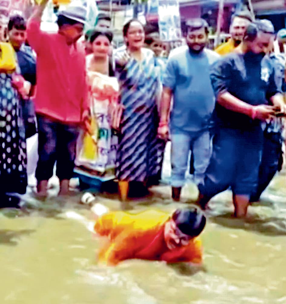 जल जमाव से रास्ते बदहाल सड़क पर तैरते दिखे विधायक