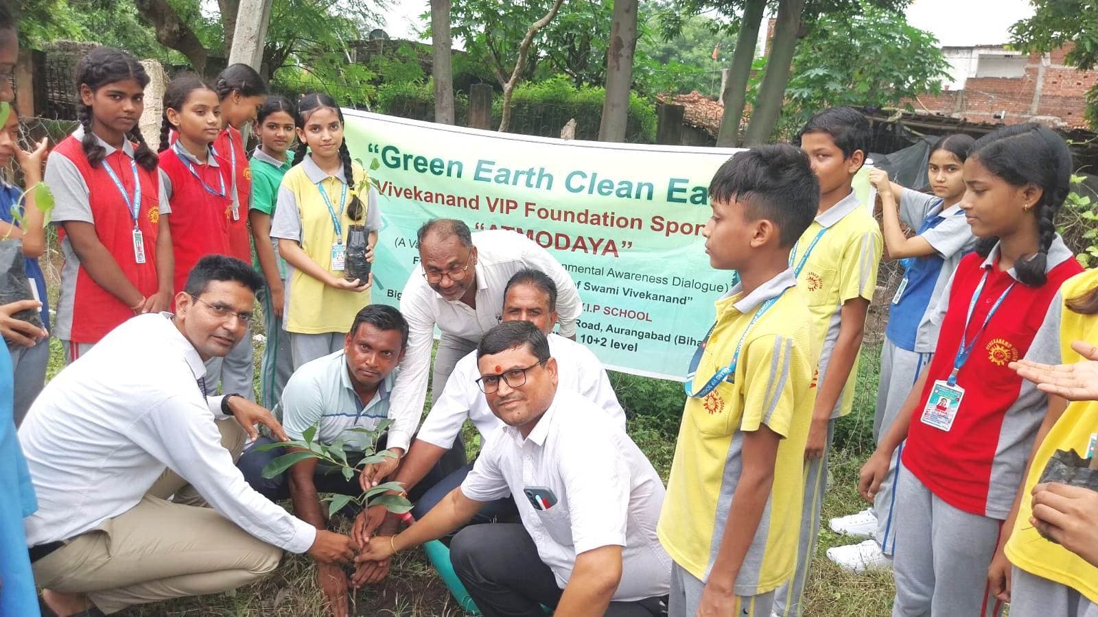 विवेकानंद वीआइपी स्कूल के बच्चों ने किया पौधारोपण