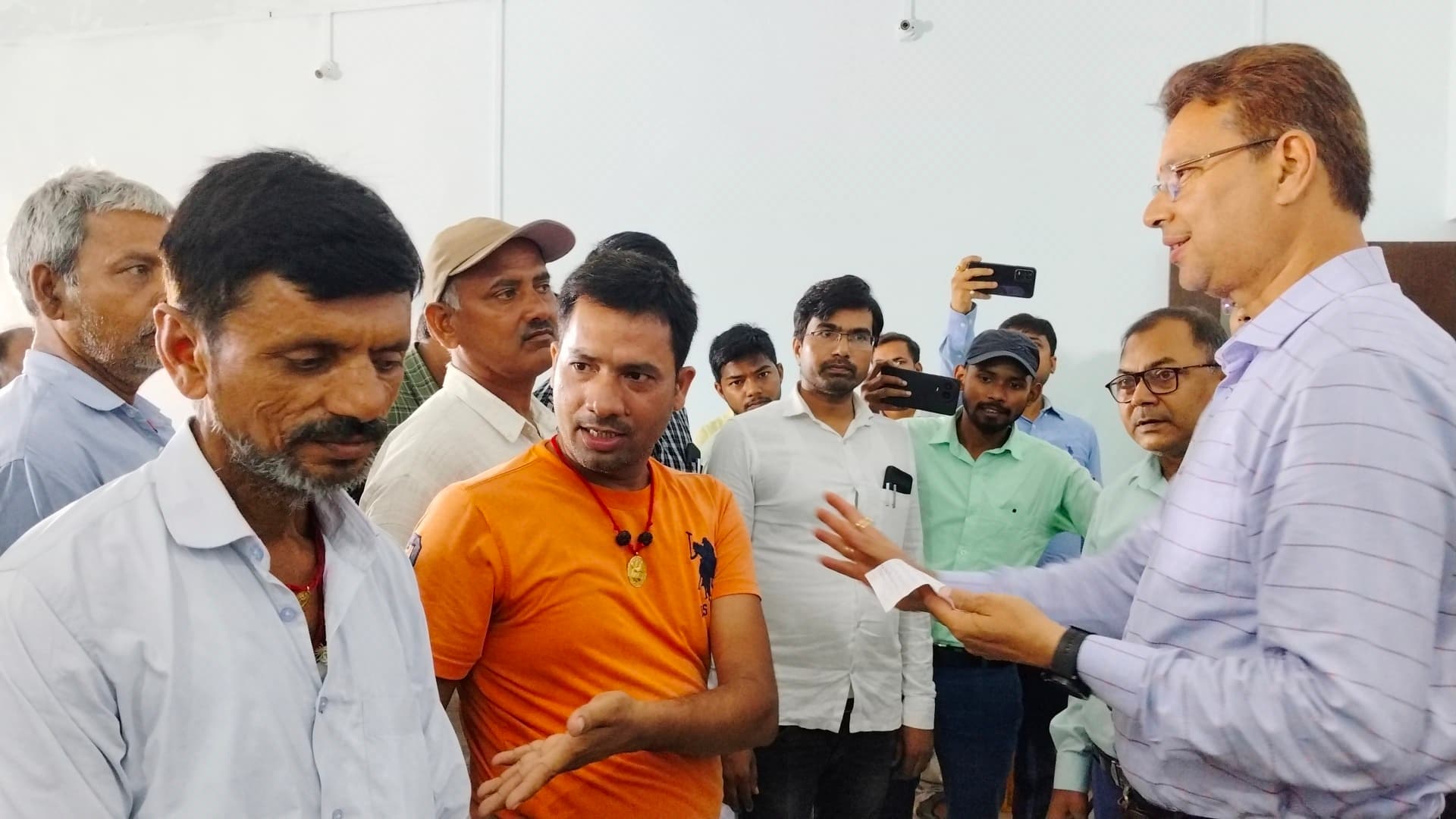 चंदा लाइन नहर से सटे गांवों में खेतों तक पानी पहुंचना मुश्किल