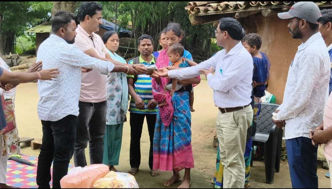 पंचायत सहायक के निधन पर संघ ने परिजनों की मदद की