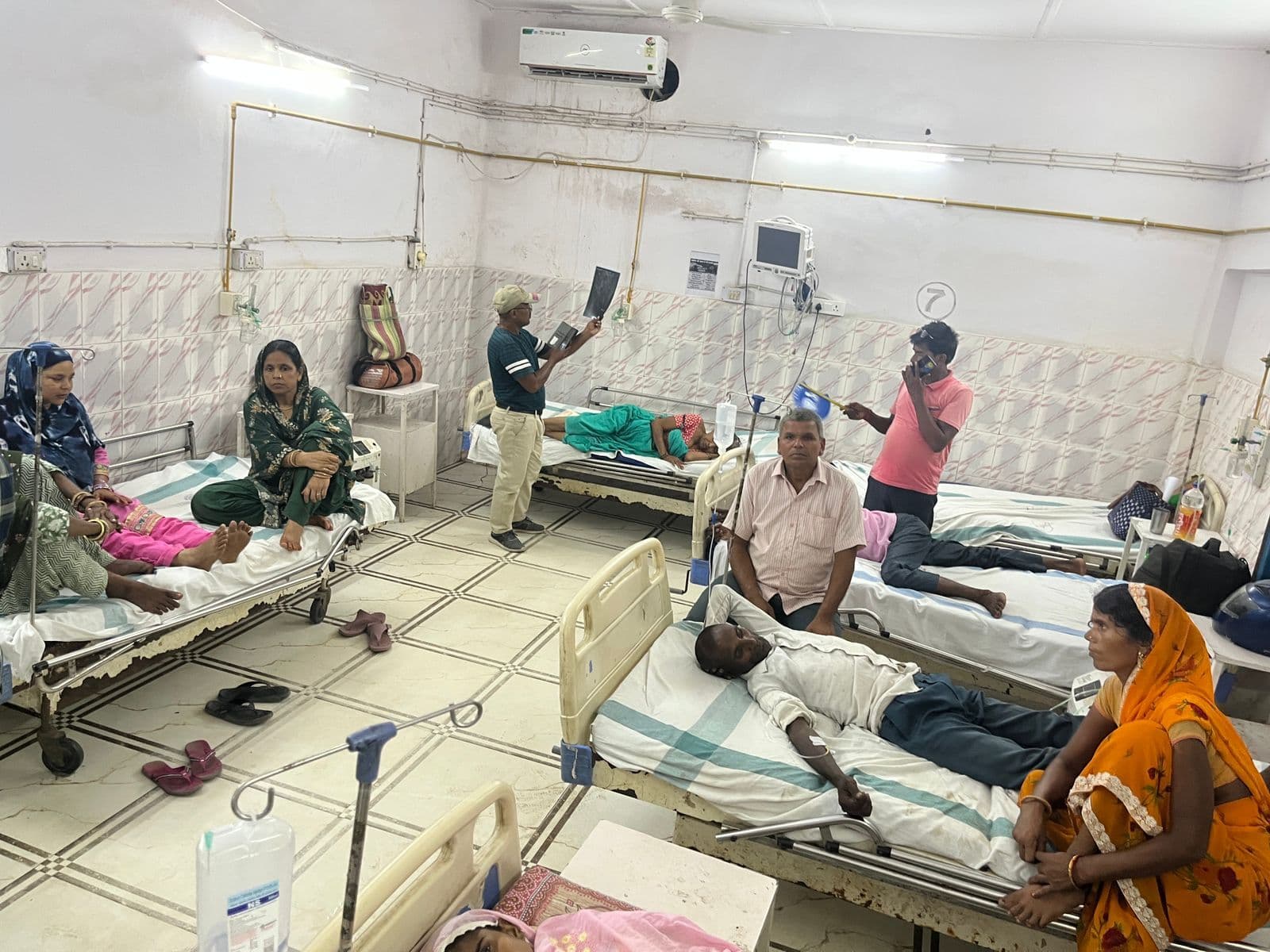 कभी गर्मी, कभी बारिश से लोगों के सेहत पर पड़ रहा असर, अस्पताल में बढ़ रही मरीजों की भीड़