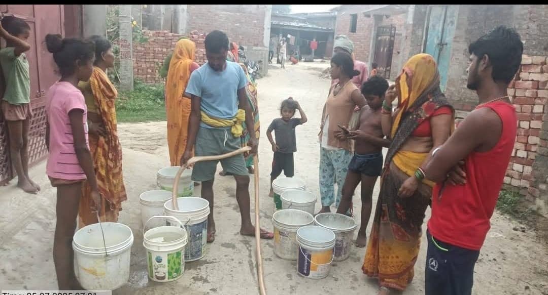 Sitamarhi : बारिश के बाद भी चापाकल से पानी नहीं निकलने पर ग्रामीण उदास