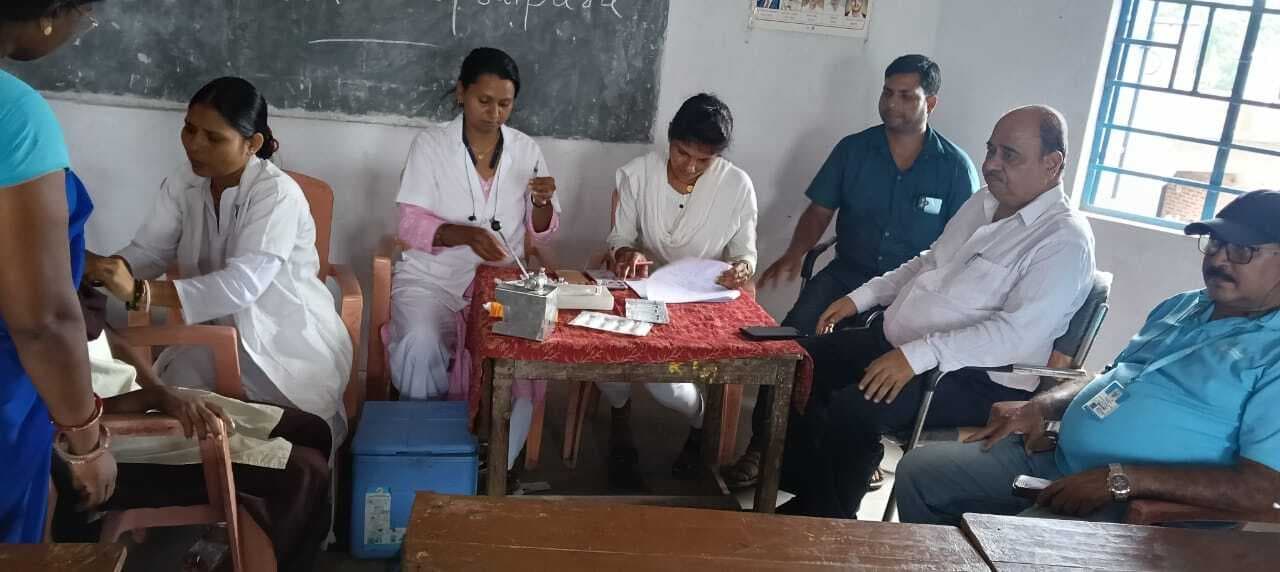 बच्चियों व अभिभावकों को टीका की दी जानकारी