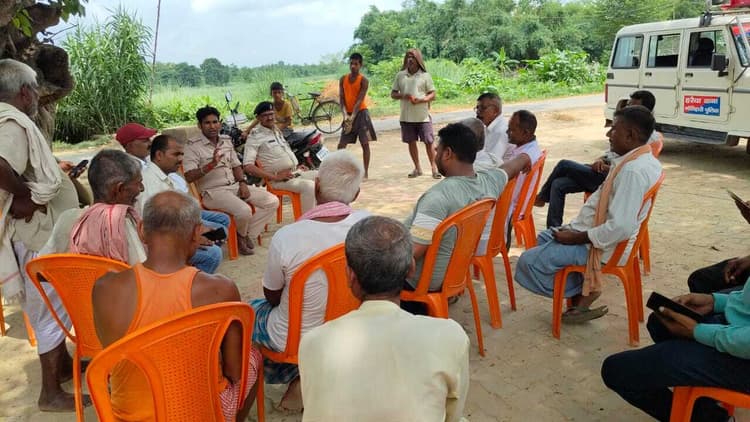 Motihari: लोगों को थानाध्यक्ष ने किया जागरूक