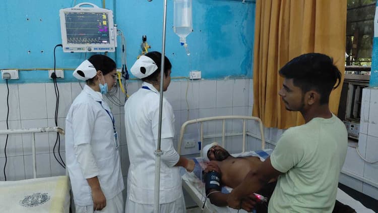 दो बाइकों की टक्कर में दो युवक जख्मी