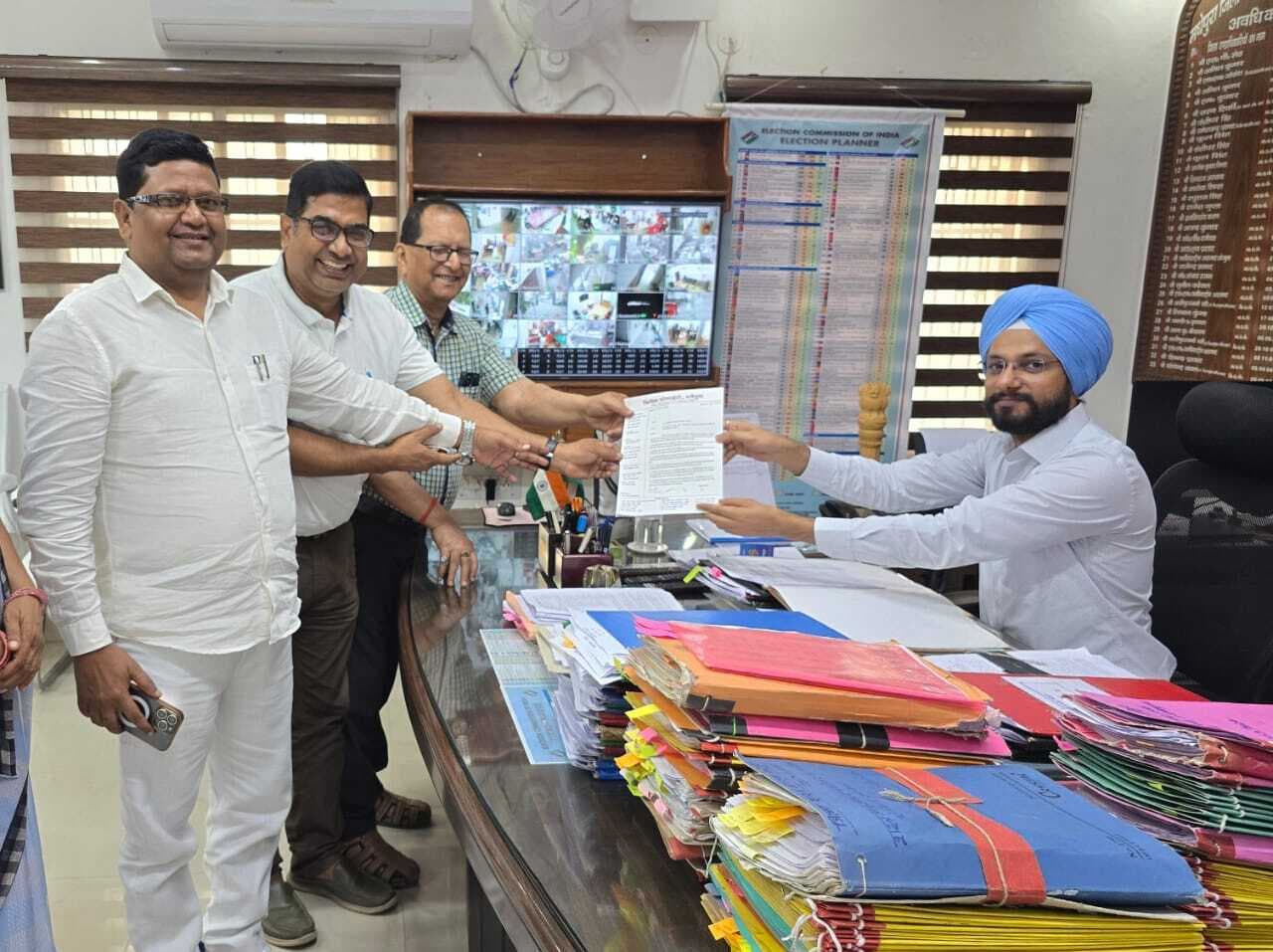 शहर की समस्याओं को लेकर सिविल सोसाइटी के सदस्यों ने डीएम को सौंपा ज्ञापन