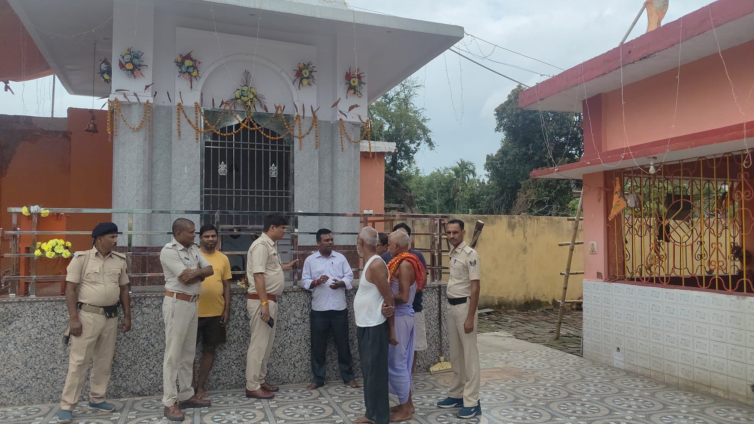 नव-निर्मित शिव मंदिर चांदी का मुकुट समेत कई पूजन सामग्री गायब