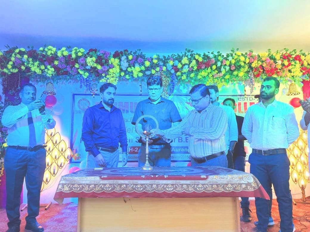 राजमुनी बीएड कॉलेज में सीनियर छात्रों ने नये छात्रों का किया स्वागत