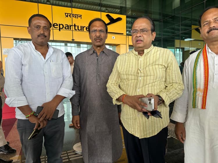 Deoghar news : शिक्षा मंत्री का दिल्ली में इलाज शुरू, हाल जानने दिल्ली पहुंचे मंत्री डॉ इरफान