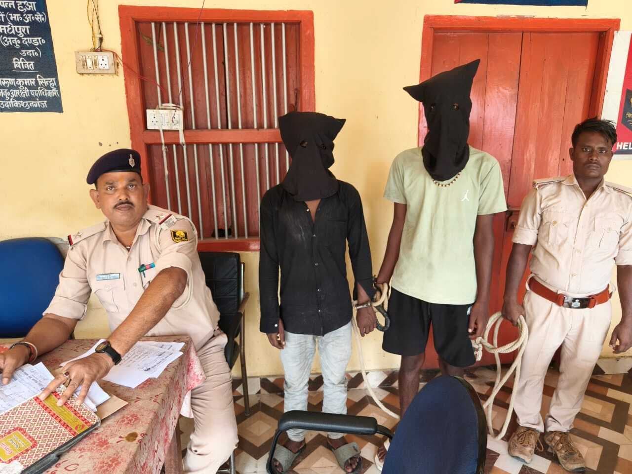 देसी पिस्टल के साथ दो युवक गिरफ्तार