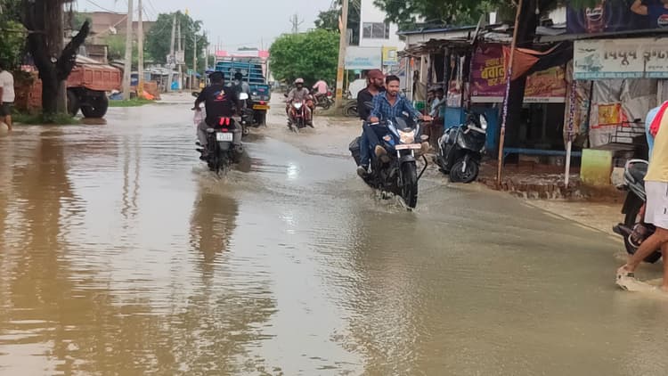 शंभुगंज में पानी ही पानी, नदियां उफनाई, बाजार की सड़कों पर बह रहा पानी