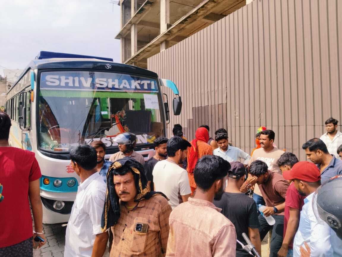 Deoghar News : देवघर में बस ने बाइक को मारी टक्कर, बाल-बाल बचा युवक