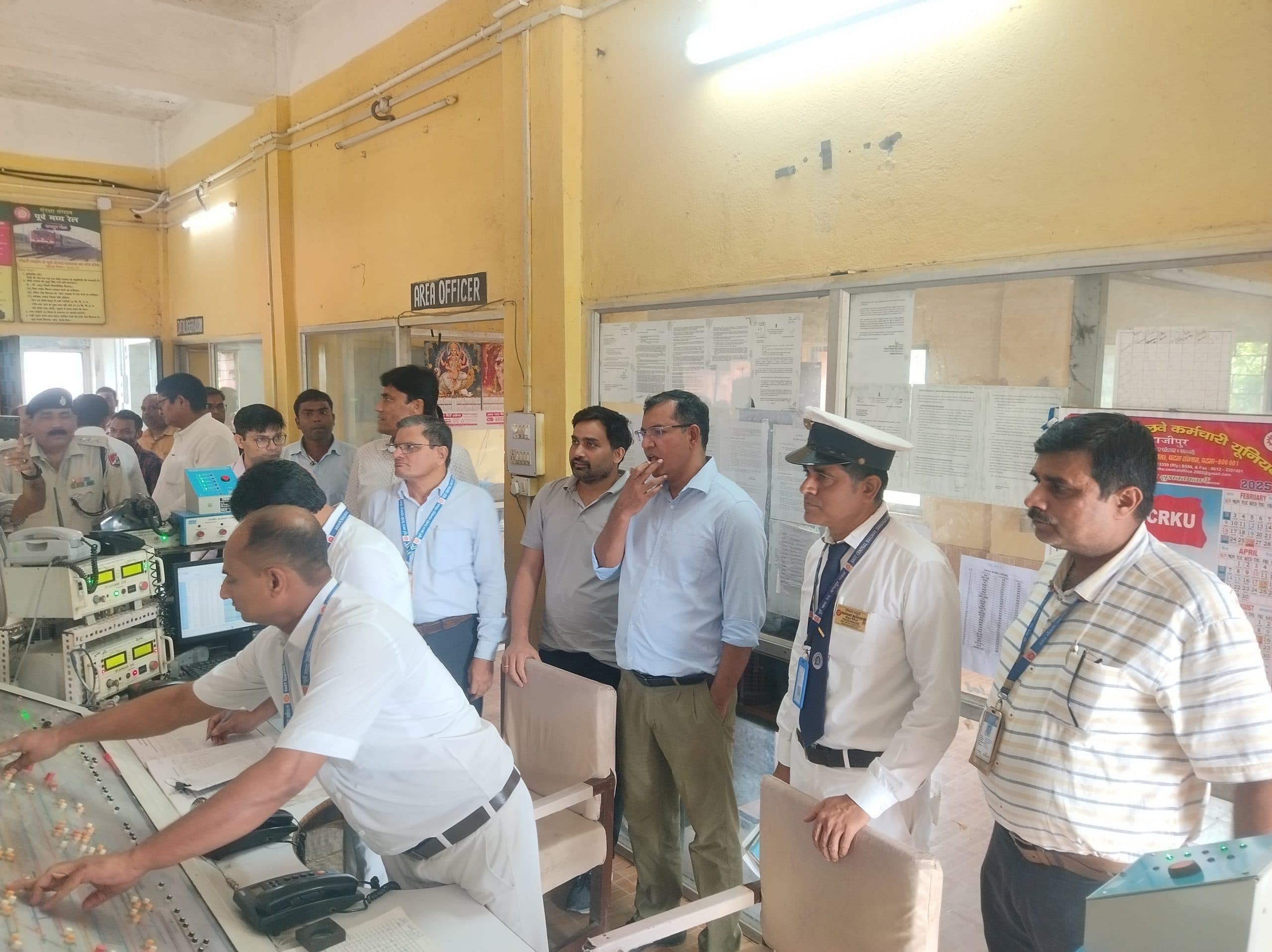 डीआरएम विनोद कुमार ने झाझा स्टेशन का किया निरीक्षण, अधिकारियों को दिये कई निर्देश