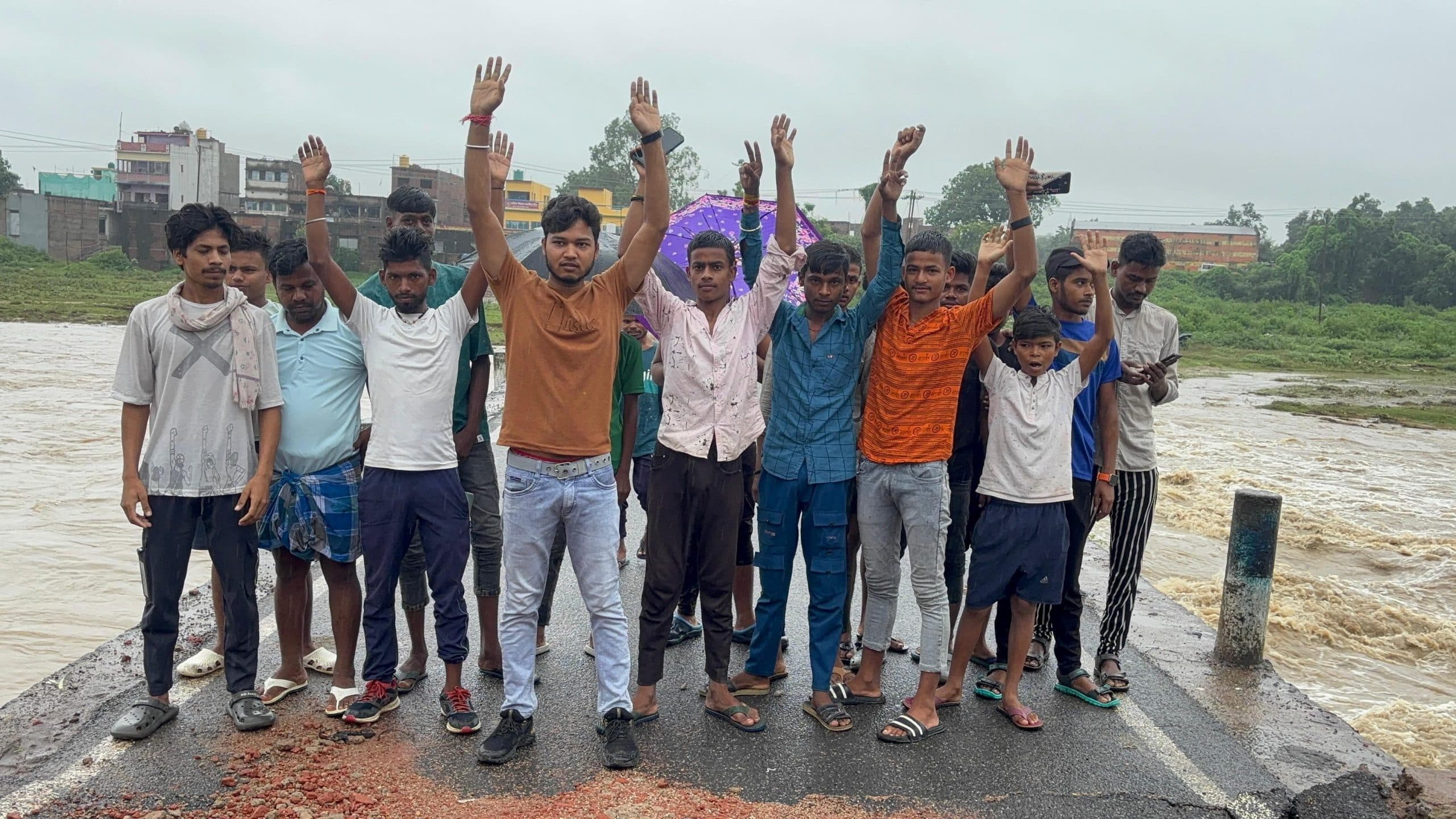 आवागमन बाधित होने पर क्षतिग्रस्त पुल पर स्थानीय लोगों ने प्रशासन के विरोध में किया प्रदर्शन