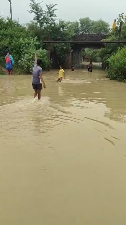 सेवा गांव की ओर जाने वाली रेल पुलिया के नीचे सड़क पर जलजमाव, आवाजाही ठप