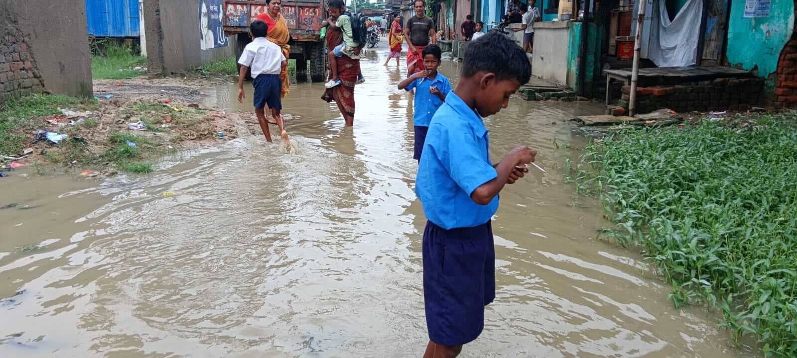 प्राथमिक विद्यालय केवाल में जलजमाव, पढ़ाई ठप