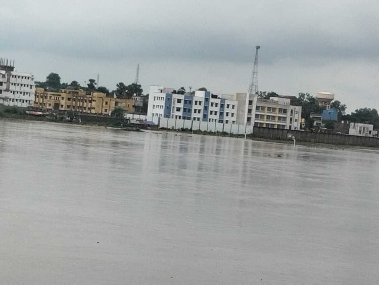 आफत की बारिश से किऊल नदी में उफान, चारों ओर पानी ही पानी