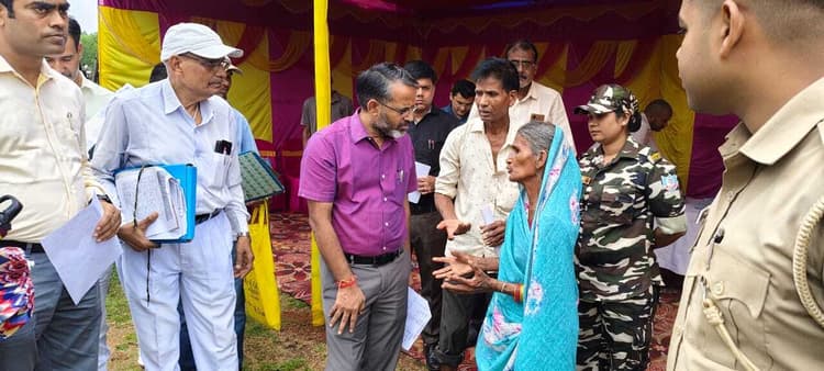 Giridih News :पिंडाटांड़ के कैंप कोर्ट में डीसी ने की सुनवाई
