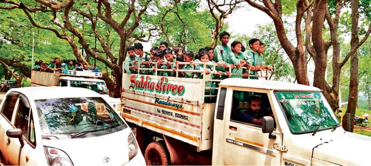 Seraikela Kharsawan News : मालवाहक वाहन में भेंड़-बकरियों की तरह नोवामुंडी गये 64 बच्चे