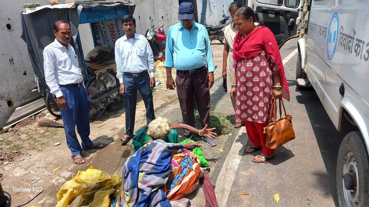 Jamshedpur News : किशोरी नगर में फुटपाथ पर रह रही वृद्धा को उसके घर पहुंचाया
