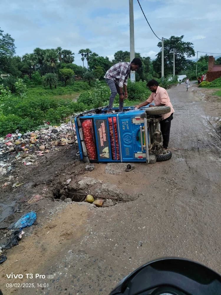 अकबरपुर बाइपास पर टोटो पलटा, छह लोग घायल.