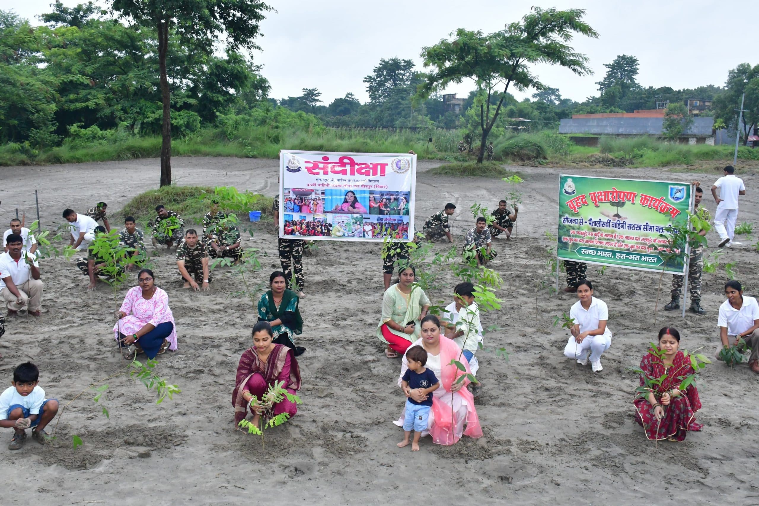 एसएसबी के 45वीं वाहिनी मुख्यालय परिसर में लगाये गये एक हजार पौधे