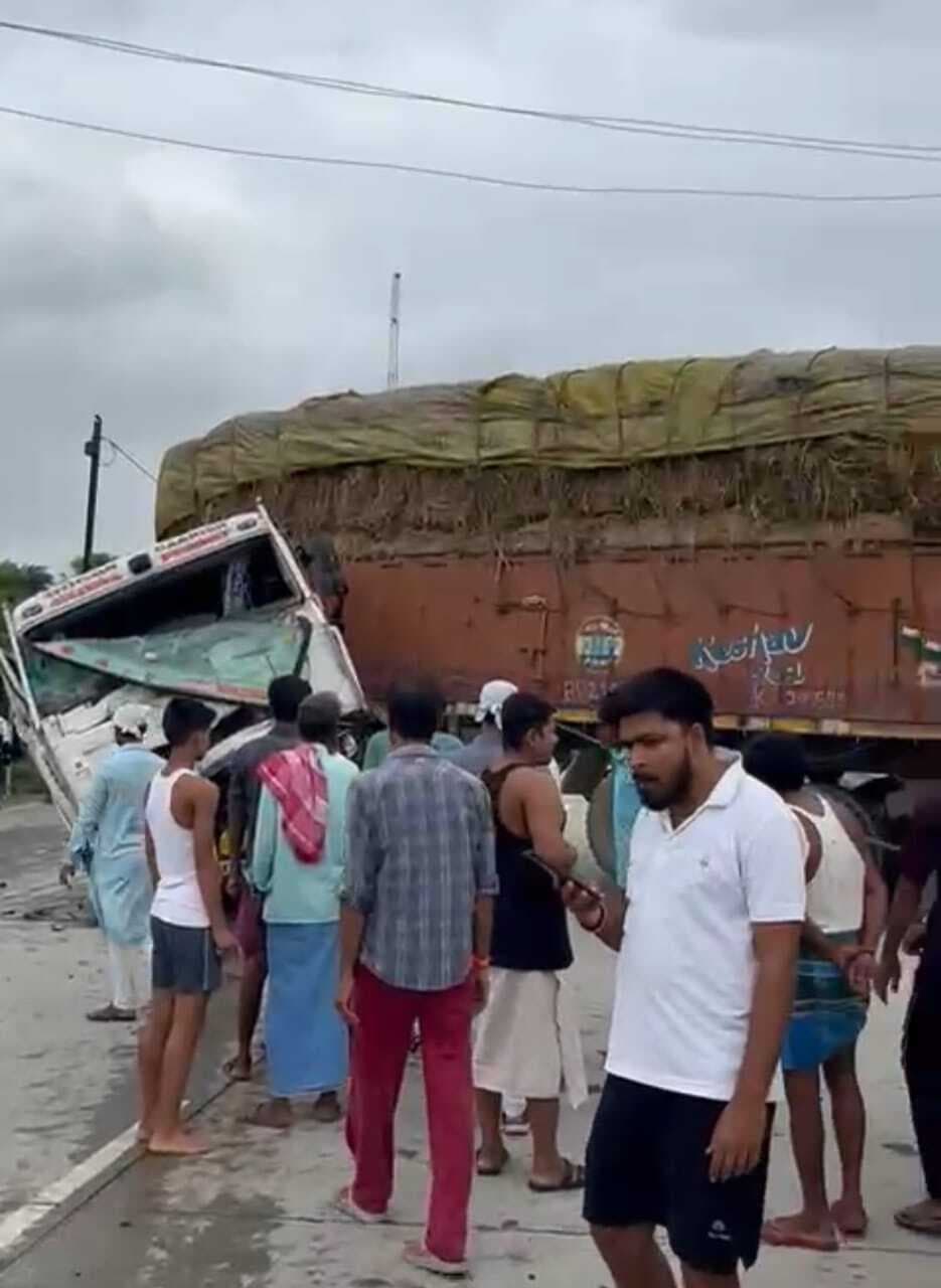 फोरलेन पर दो ट्रकों की आमने-सामने टक्कर, बाल-बाल बचे दोनों चालक