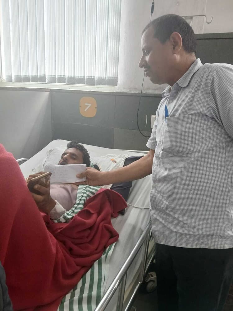 जानलेवा हमले से जख्मी प्रध्यापक को दी आर्थिक मदद