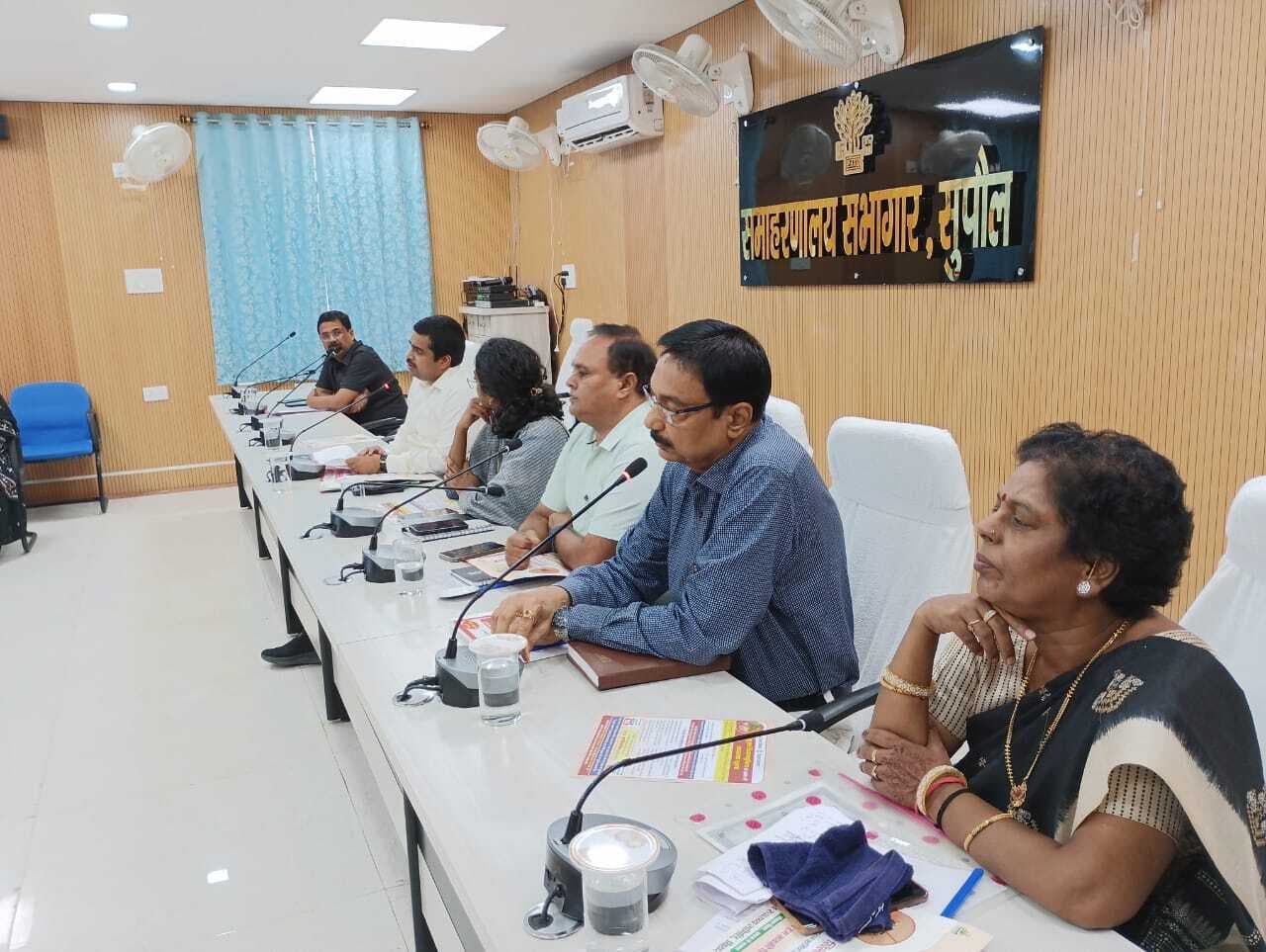 डेंगू, कालाजार व एचआईवी पर नियंत्रण को ले सामूहिक प्रयास आवश्यक-डीएम