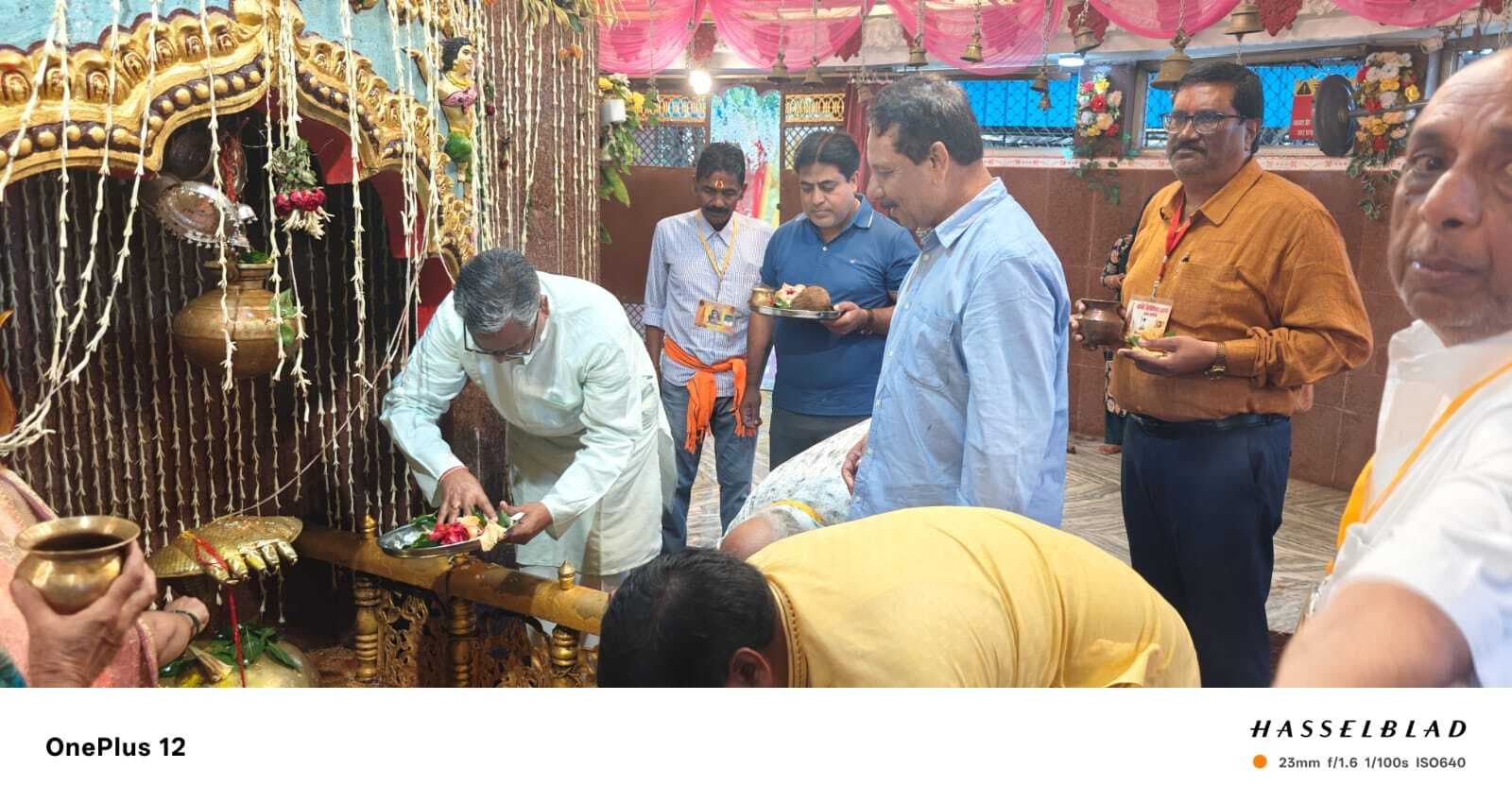 आम्रेश्वर धाम में उमड़े श्रद्धालु, सांसद कालीचरण मुंडा ने किया पूजा-अर्चना