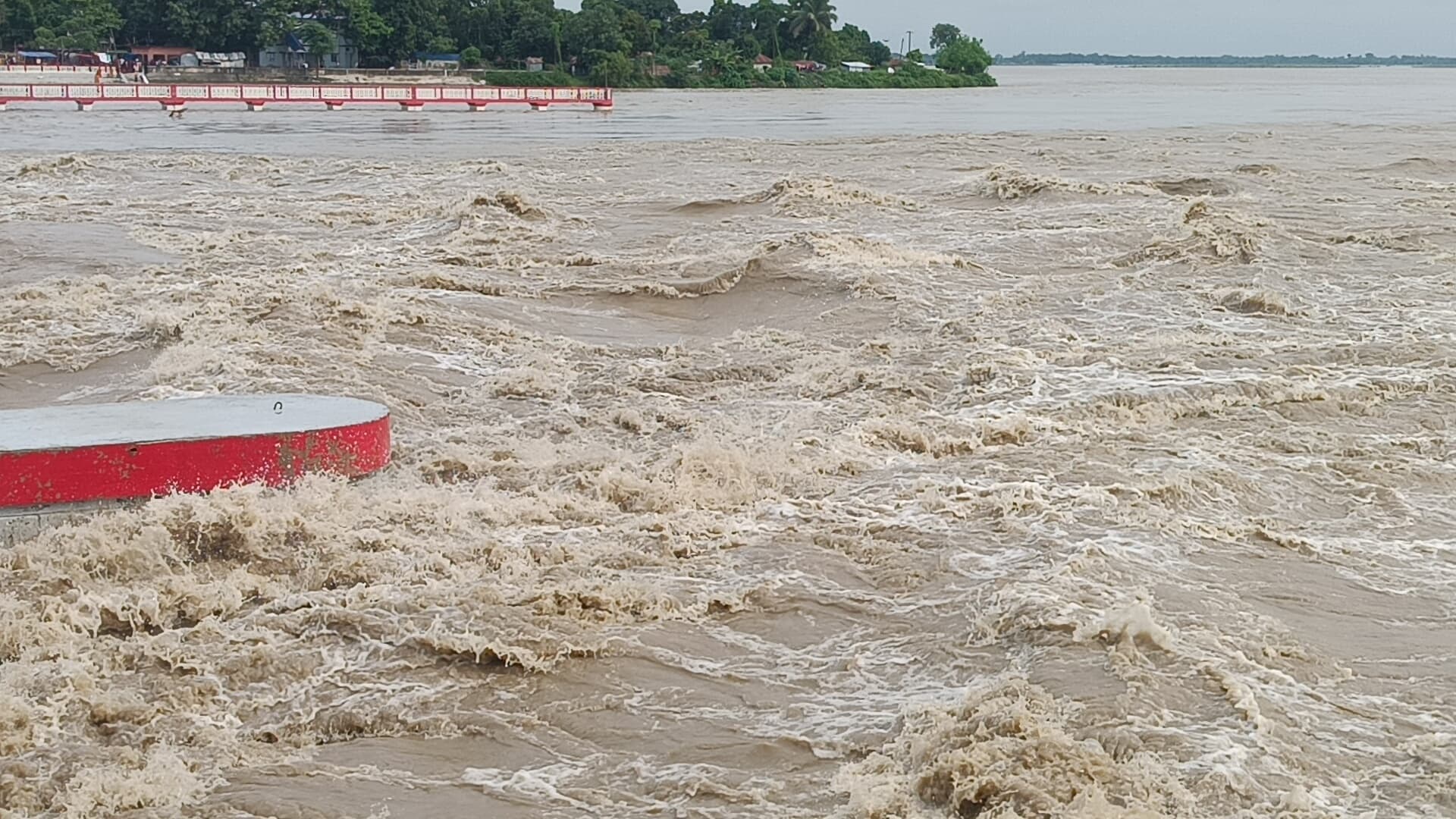 नेपाल में मूसलाधार बारिश के बाद कोसी नदी का जलस्तर बढ़ा