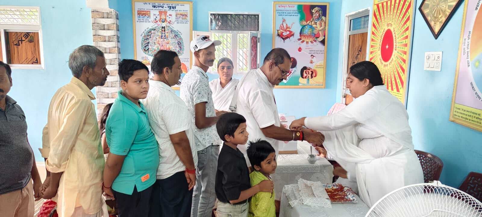ब्रह्माकुमारीज सेवा केंद्र में अलौकिक रक्षाबंधन में दीदियों ने भाई-बहनों को बांधी राखी