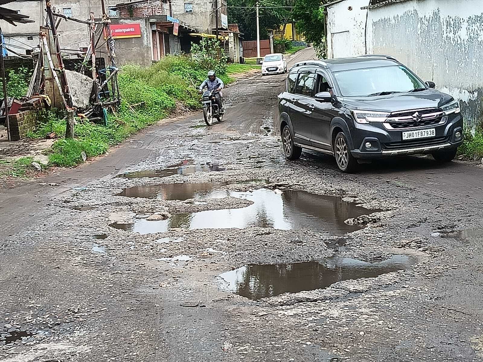 जगह-जगह जलजमाव व कीचड़ राय-बचरा पथ की बनी पहचान