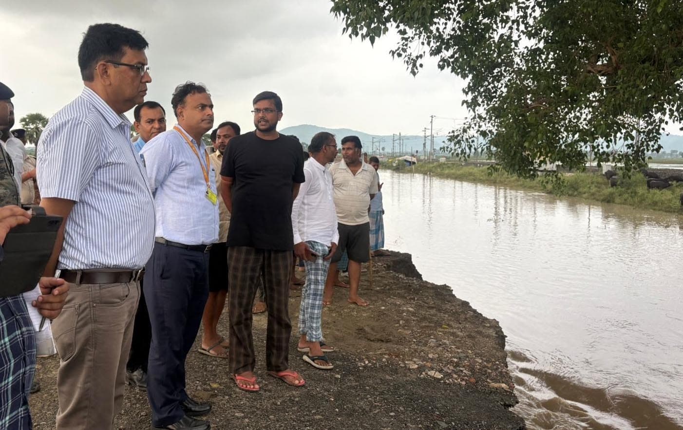 उरैन अंडरपास से बिगड़ी हालात, सड़क टूटी, डीएम ने दिये मरम्मत के आदेश