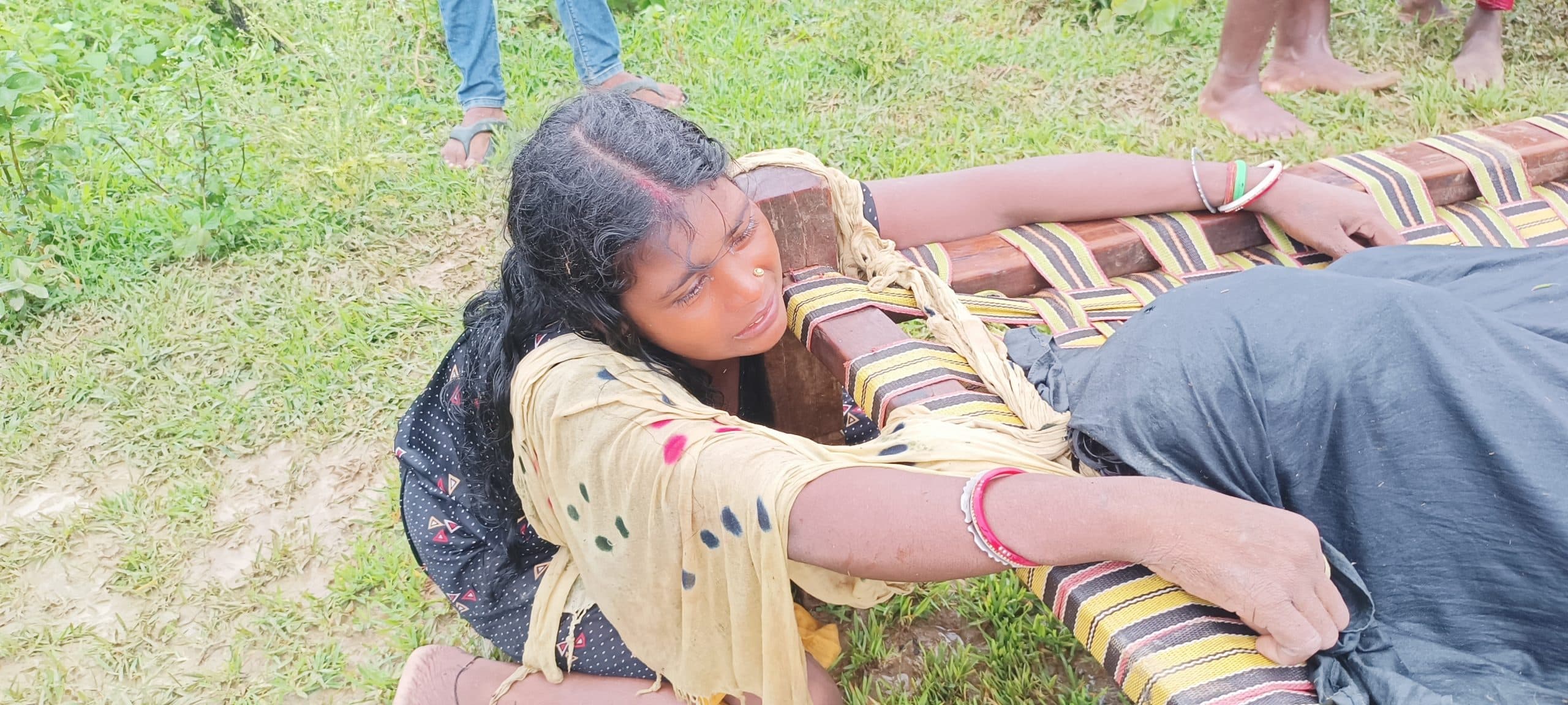 11 हजार प्रवाहित विद्युत पोल पर वज्रपात, खेत में काम कर रहे मजदूर की मौत